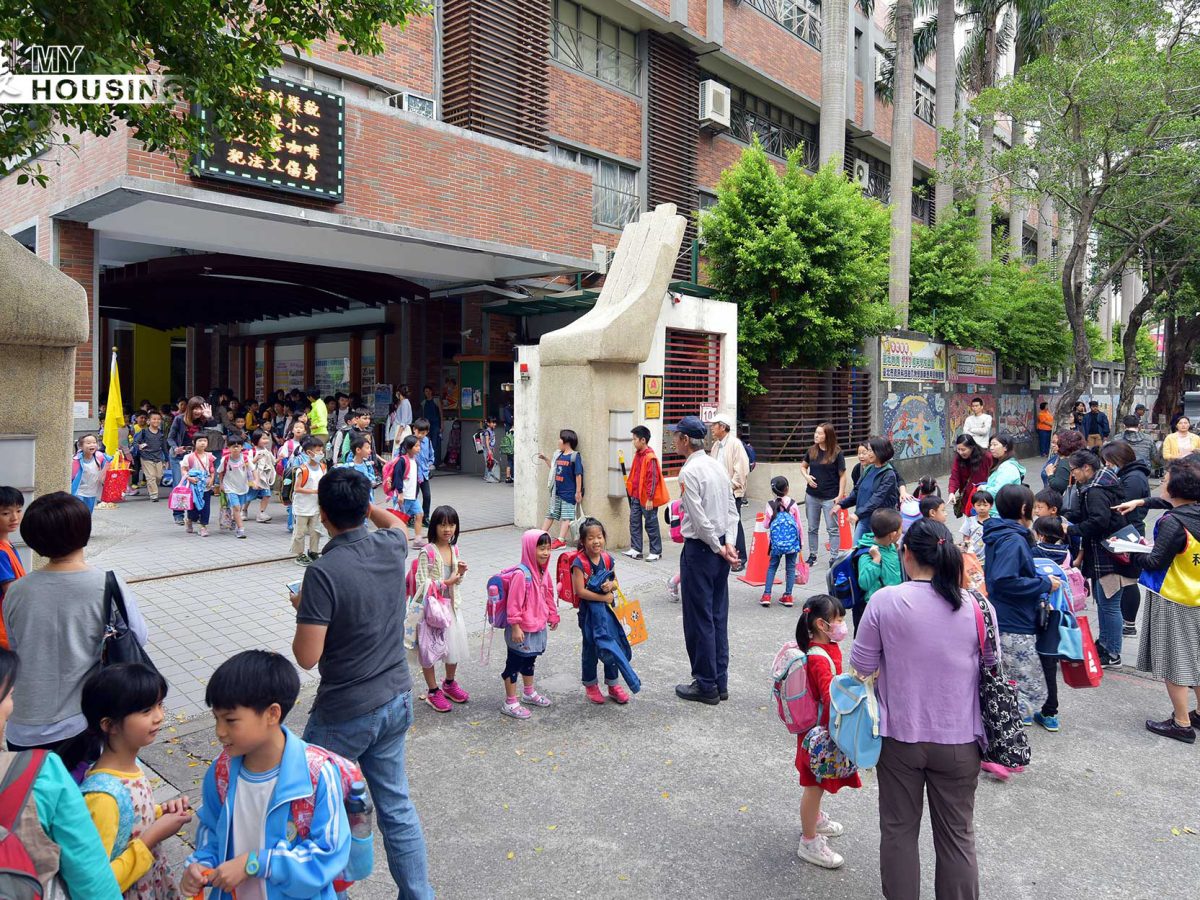 忠孝國小 放學人潮