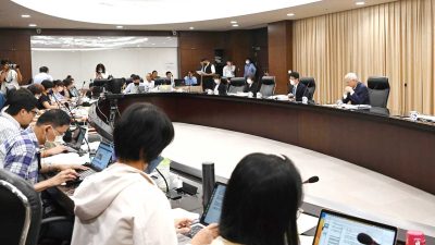 房市過熱促使央行限貸措施頻頻，民眾申貸難度提高之下，可能進一步讓小宅化愈演愈烈，衍伸後續多項問題。圖為央行上月19日召開第三季理監事會議現場畫面，備受各界關注。