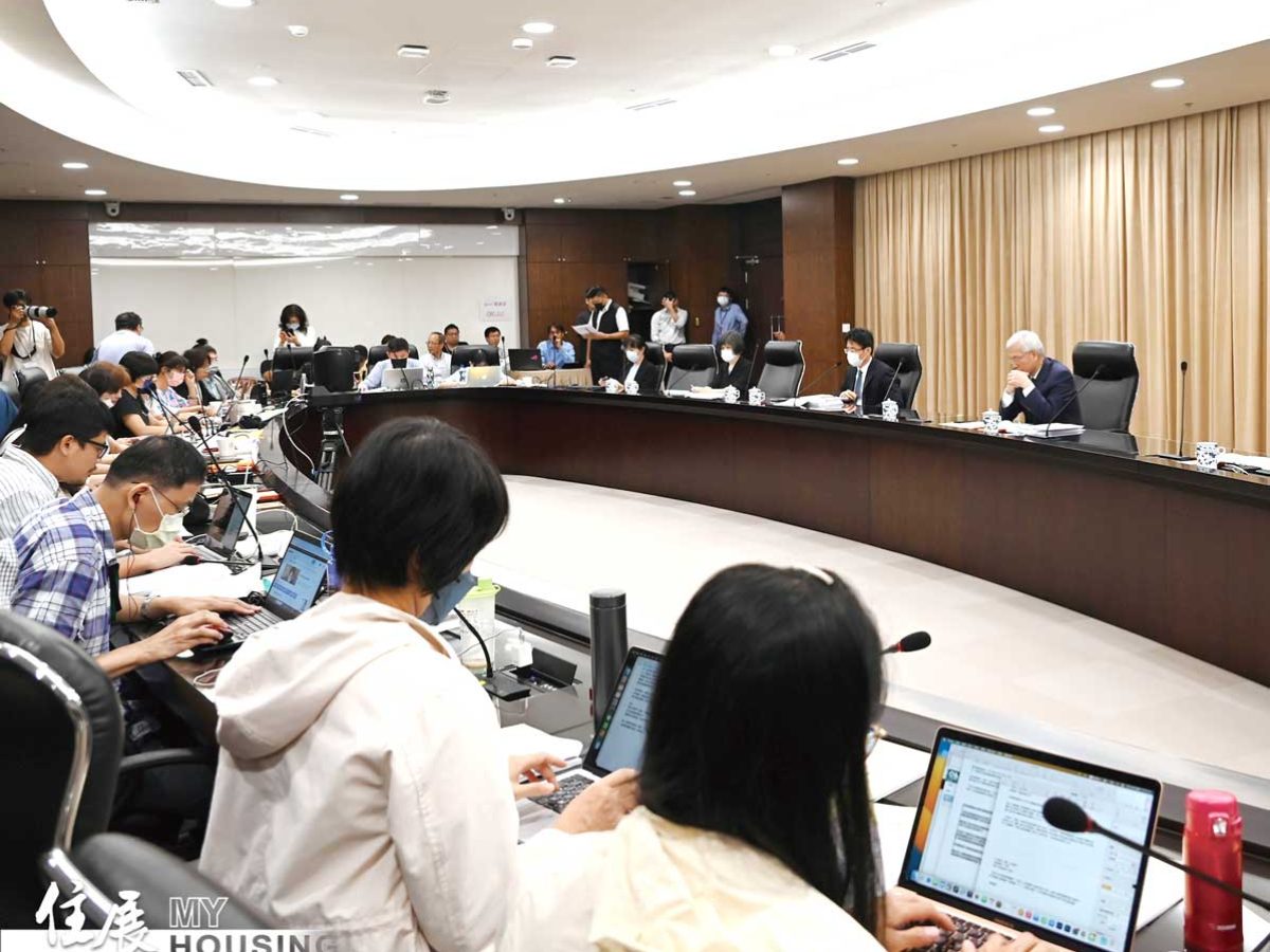 房市過熱促使央行限貸措施頻頻，民眾申貸難度提高之下，可能進一步讓小宅化愈演愈烈，衍伸後續多項問題。圖為央行上月19日召開第三季理監事會議現場畫面，備受各界關注。