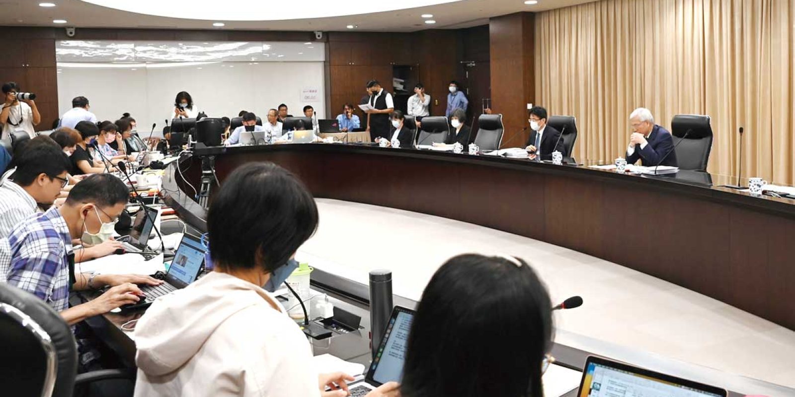 房市過熱促使央行限貸措施頻頻，民眾申貸難度提高之下，可能進一步讓小宅化愈演愈烈，衍伸後續多項問題。圖為央行上月19日召開第三季理監事會議現場畫面，備受各界關注。