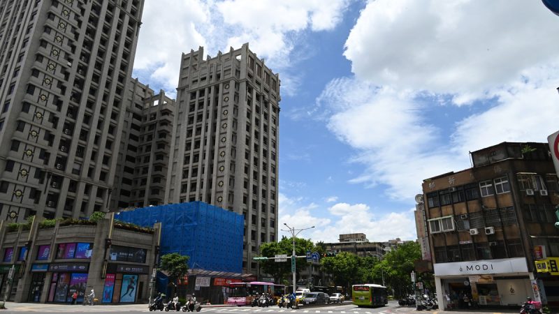 『森業永春』為北市知名都更案，歷時二十年，圖中藍色帆布區塊建物，媒體以「史上最牛釘子戶」稱之，也經不起歲月洗禮，近期已悄悄拉完皮。