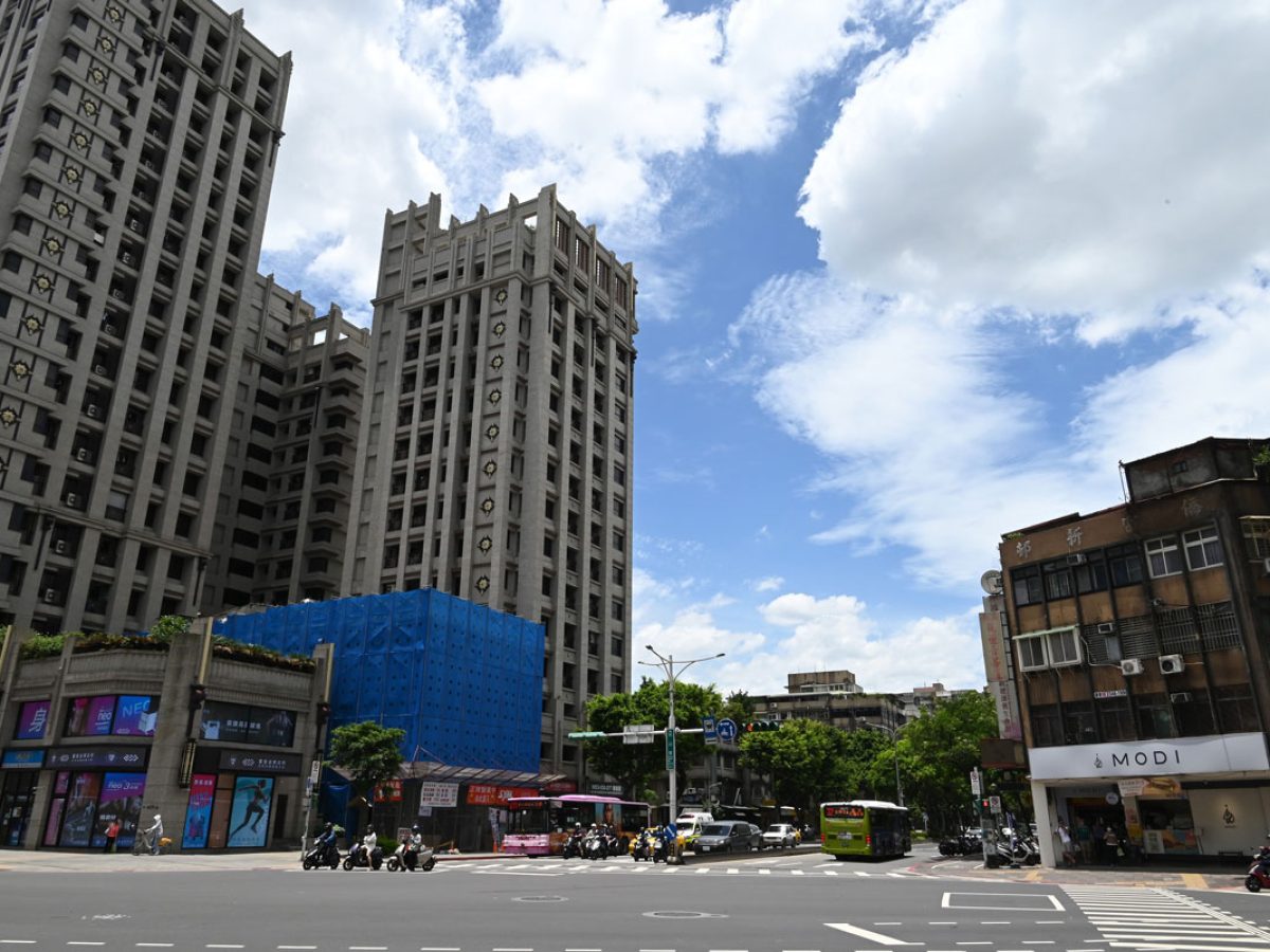 『森業永春』為北市知名都更案，歷時二十年，圖中藍色帆布區塊建物，媒體以「史上最牛釘子戶」稱之，也經不起歲月洗禮，近期已悄悄拉完皮。