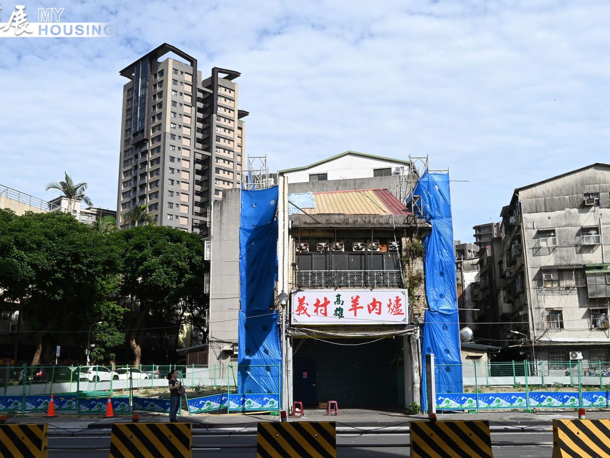 萬華萬大路上知名的都更孤島「義村高雄羊肉爐」。攝影／羅劍明