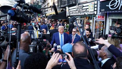 川普經常在公開場合發表狂言，熱愛被鎂光燈關注，上任後祭出的政策成為世界焦點，更牽動全球經濟神經。圖／翻攝自Donald J.Trump臉書