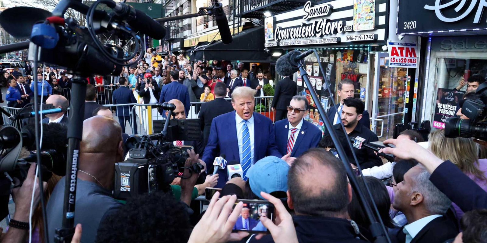 川普經常在公開場合發表狂言，熱愛被鎂光燈關注，上任後祭出的政策成為世界焦點，更牽動全球經濟神經。圖／翻攝自Donald J.Trump臉書