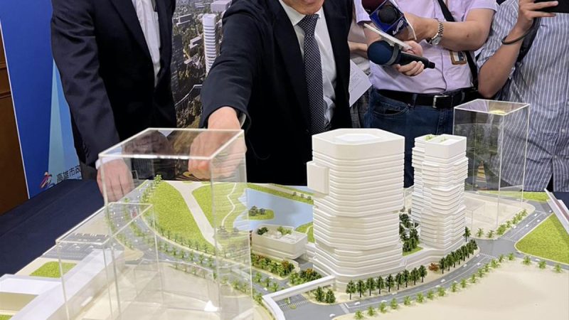 林欽榮介紹R17世運站，未來完工除有A辦還會有產業員工住宅。圖／高雄市政府捷運工程局