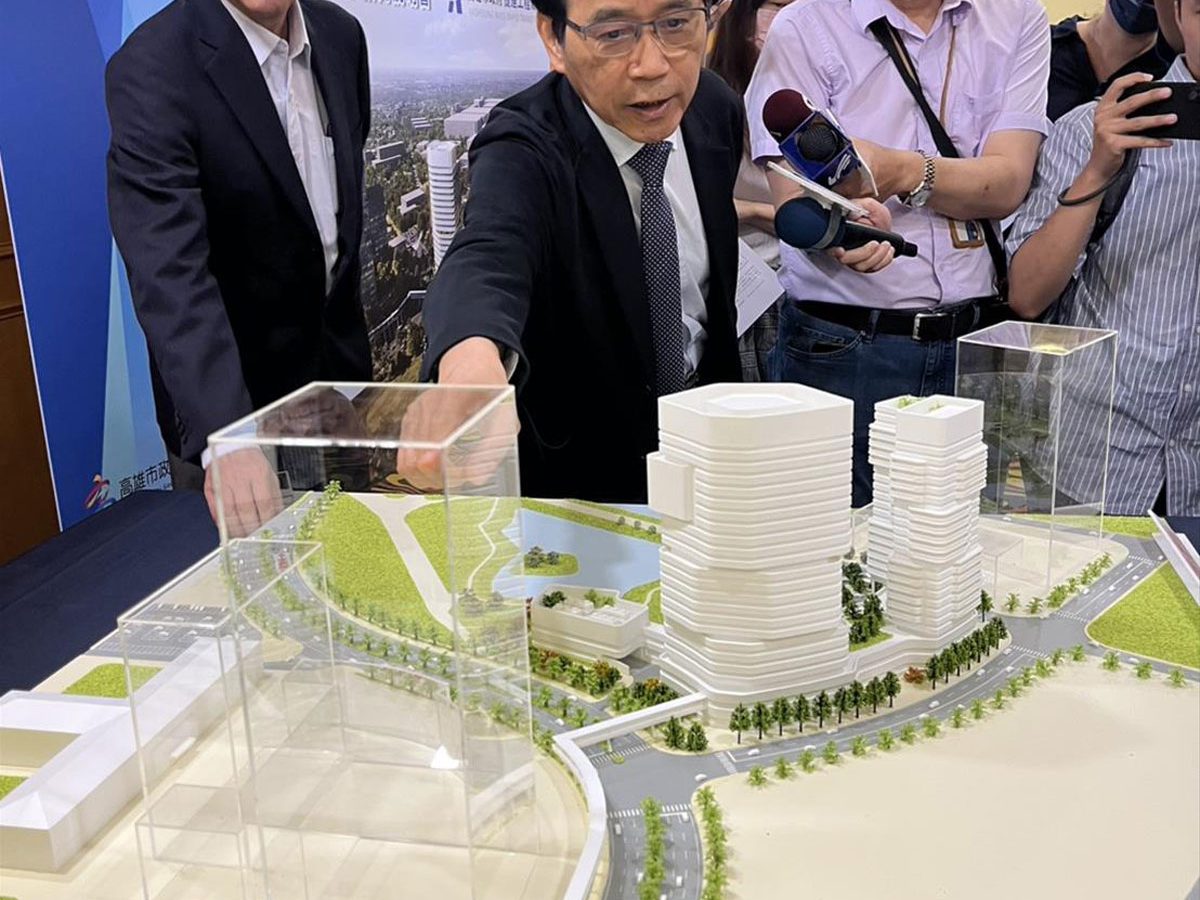 林欽榮介紹R17世運站，未來完工除有A辦還會有產業員工住宅。圖／高雄市政府捷運工程局