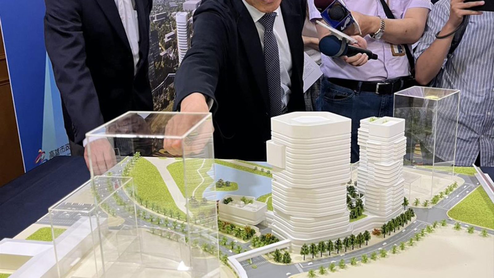 林欽榮介紹R17世運站，未來完工除有A辦還會有產業員工住宅。圖／高雄市政府捷運工程局