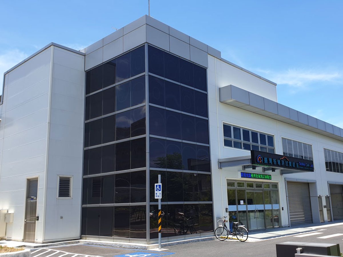 台南沙崙綠能科學城智駕車測中心樓梯間的透光型光電玻璃帷幕。圖／陳重仁