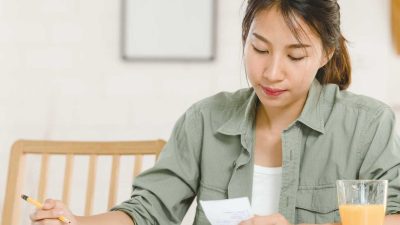 貸不到房貸，民眾只能東湊、西湊，盤算畢生積蓄來填補空缺。（示意圖／FREEPIK）