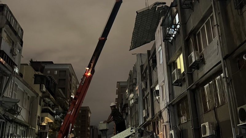 康芮強颱造成延壽街鐵皮屋頂掀落（圖／台北市建管處）