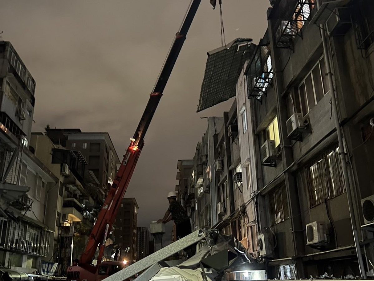 康芮強颱造成延壽街鐵皮屋頂掀落（圖／台北市建管處）