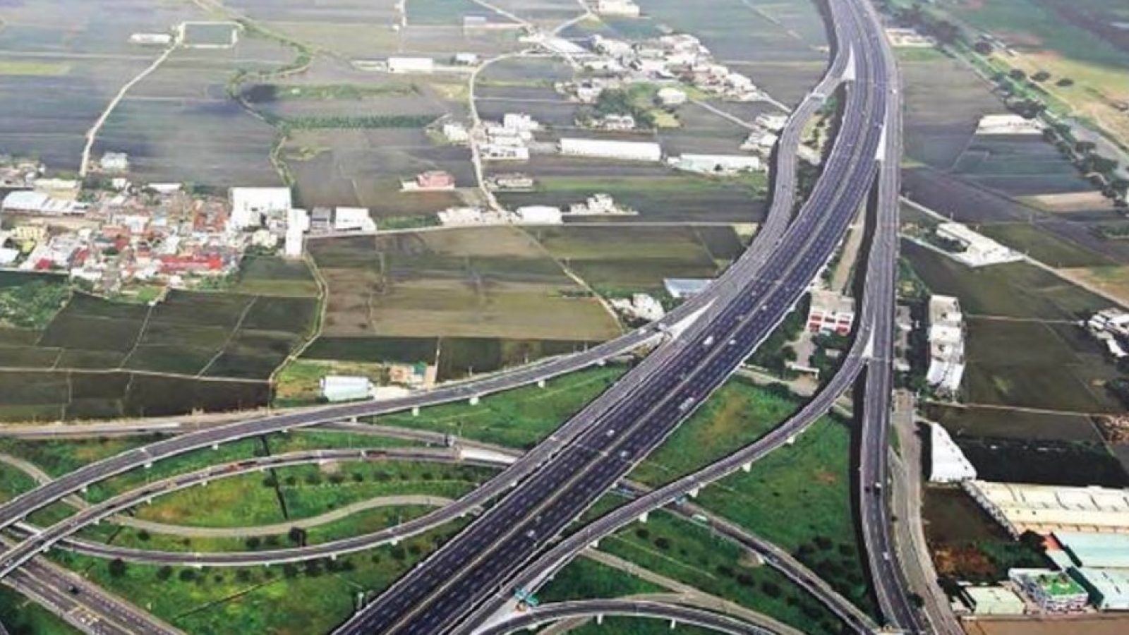 空拍圖展現中部交通樞紐─員林交流道，連接國道1號與員林市區，紓解車流、帶動區域發展。圖中可見錯綜匝道與廣闊農田，映襯城市與鄉村交融風貌。（圖/來源彰化縣府）
