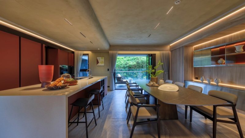 開放式廚房將現代生活的便利與空間的流動感完美結合，不僅讓廚房成為料理的場所，更成為家庭互動的核心。