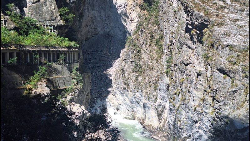 太魯閣國家公園燕子口因立霧溪邊坡崩塌形成堰塞湖。圖／林業及自然保育署花蓮分署臉書