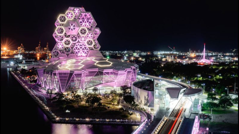 高雄流行音樂中心以粉紅色系燈光應援BLACKPINK。圖／高雄市政府臉書