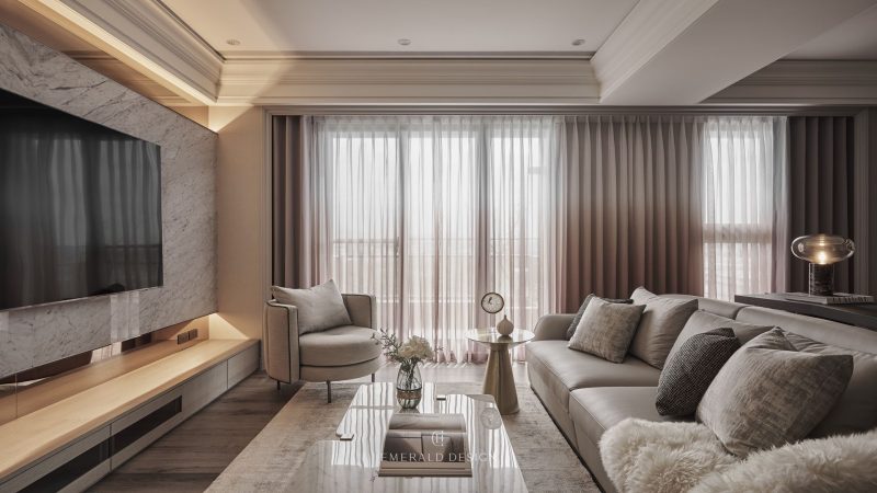 客廳的漸層紗簾渲染了夕陽晚霞，連綿無盡延長窗景，為純粹日光蒙上溫柔。