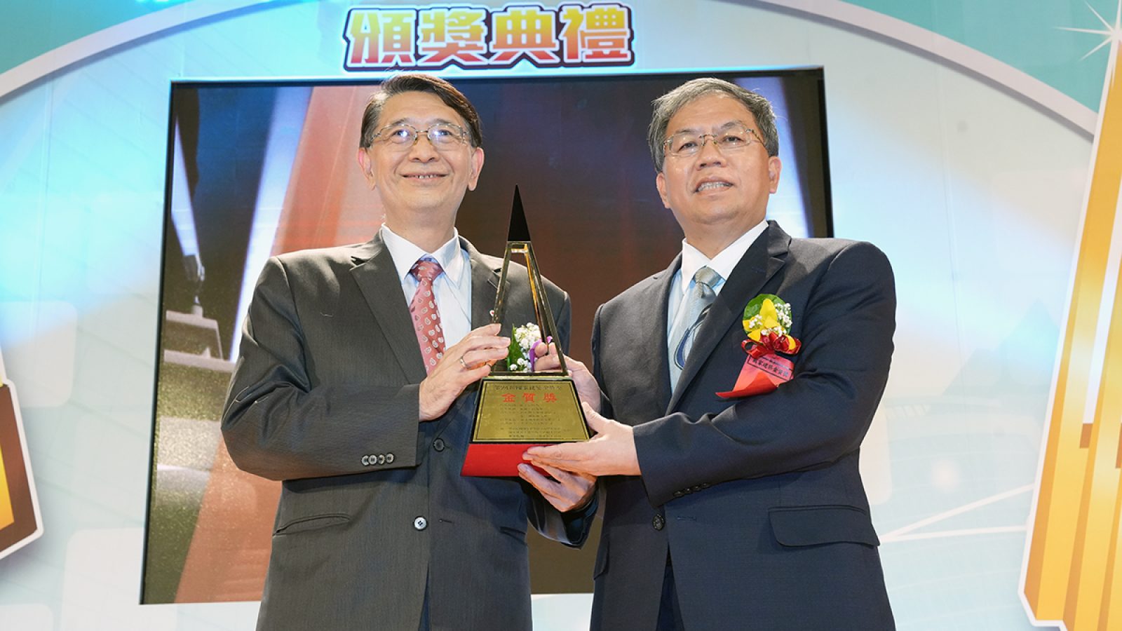 左立法院秘書長林志嘉頒獎給和泰興業總經理林鴻志1