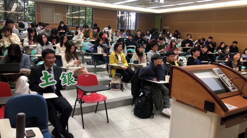 土地銀行信託部同仁與國立政治大學地政學系師生合影。