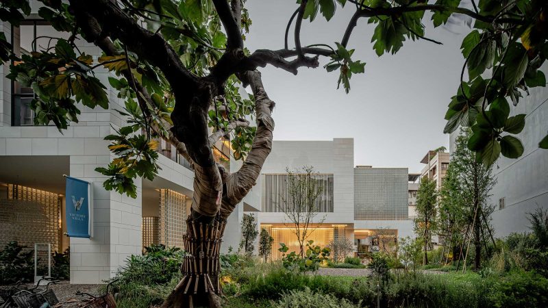 傍晚時分。玻璃磚柱的內部燈源，暈染出恬靜氣息，極具韻味