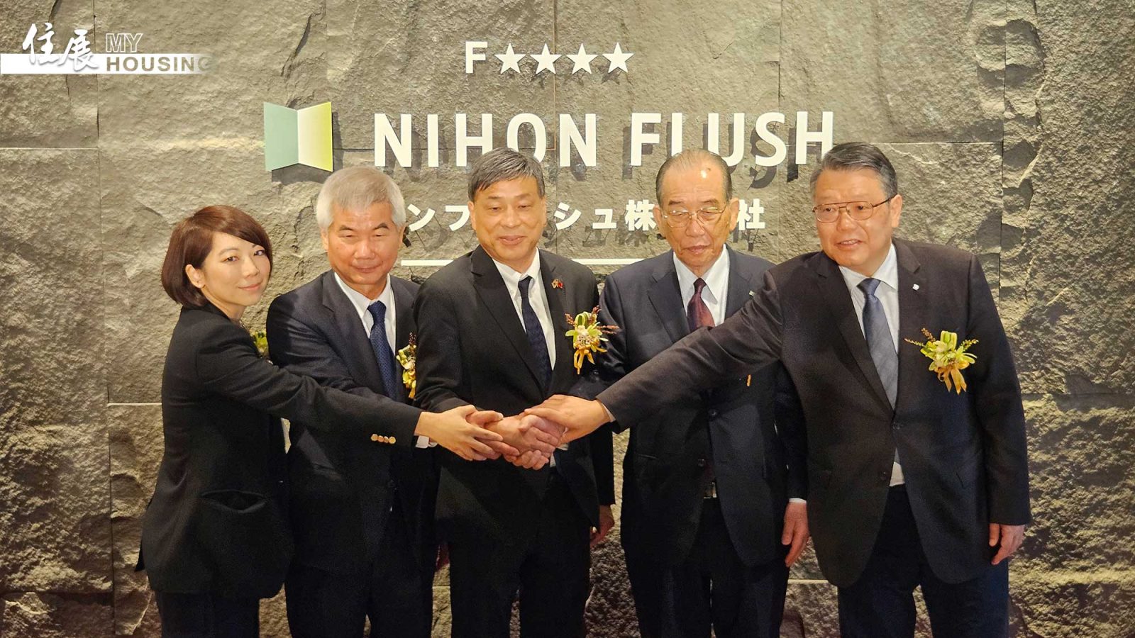 潤泰精密材料取得日本市占率最高的室內門第一品牌「NIHON FLUSH」獨家代理，及「潤泰工學鑑賞館」開幕，NIHON FLUSH創辦人高橋榮二社長(右二)來台，與潤泰創新董事長簡滄圳(右三)、潤泰精密材料董事李志宏(右四)一同揭幕。攝影／朱福山
